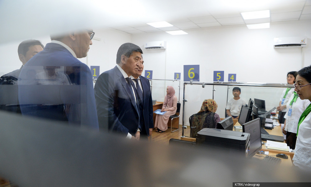 Сооронбай Жээнбеков посетил новый Центр обслуживания населения города Ош