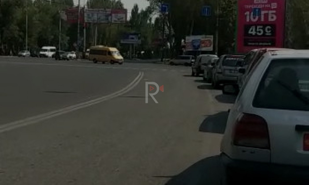 Чүй жана Алматы көчөлөрүнүн кесилишиндеги ыңгайсыз жол белгилери 