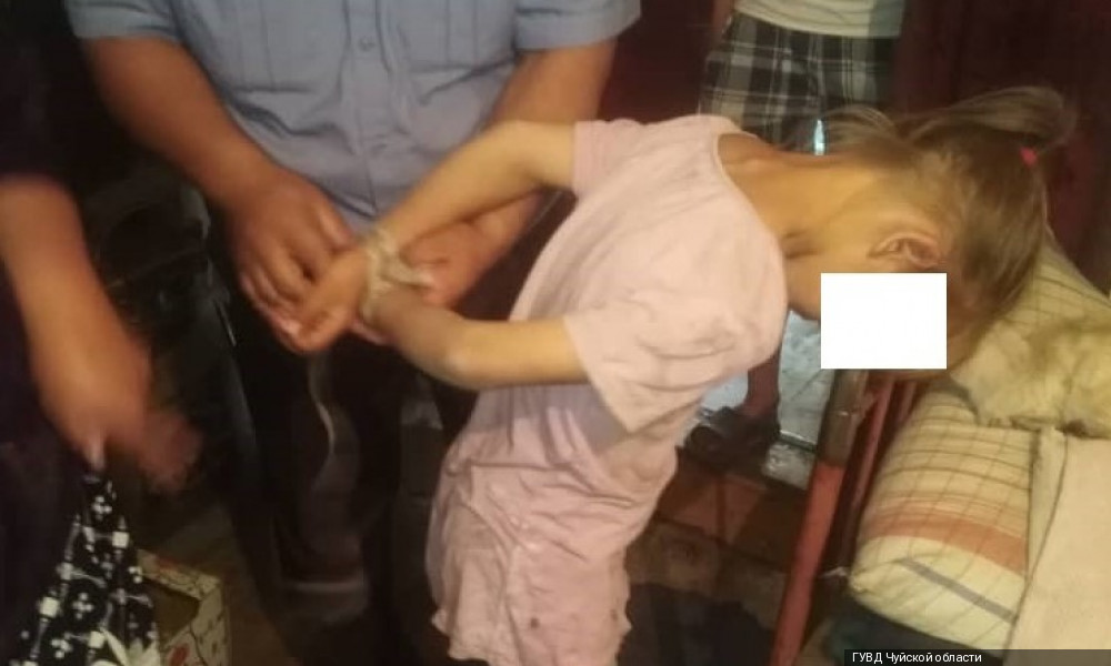 В Аламединском районе  нашли девочку привязанную к кровати