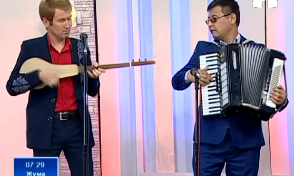 Аккордеон менен комуздун коштоосундагы чыгарма