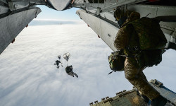 Военные и спецназ впервые за 20 лет десантировались с самолета Ан-26 