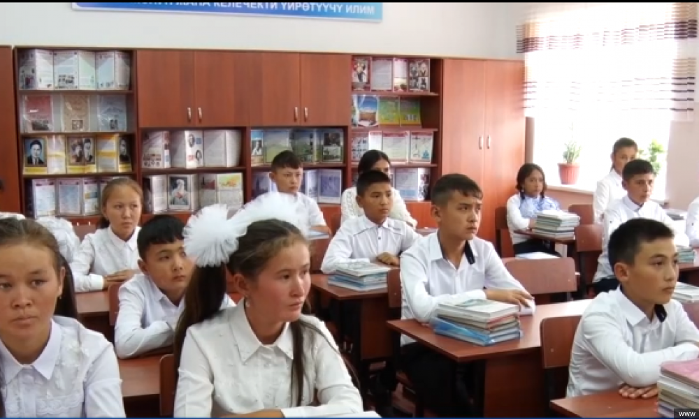 Ученики села Ак-Өргө Карасуйского района начали учебный год в новой школе