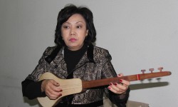 Таңшы комуз: КР эмгек сиңирген артисти Анара Эсегулованын аткаруусундагы күүлөр