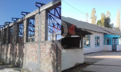 Эскилиги жеткен мектеп, курулуш иши бүтпөгөн спорт зал