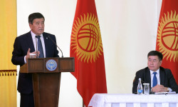Президент Жээнбеков на встрече с жителями Джеты-Огузского района обсудил проблемы региона
