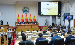 Кыргыз өкмөтүнүн кезектеги отуруму быйылкы жылдын 7 айында аткарылган иштерге арналды