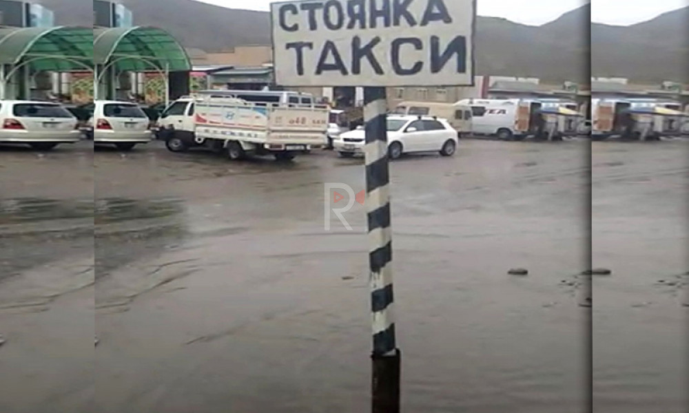 Жамгыр жааганда көлчүккө айланган жол