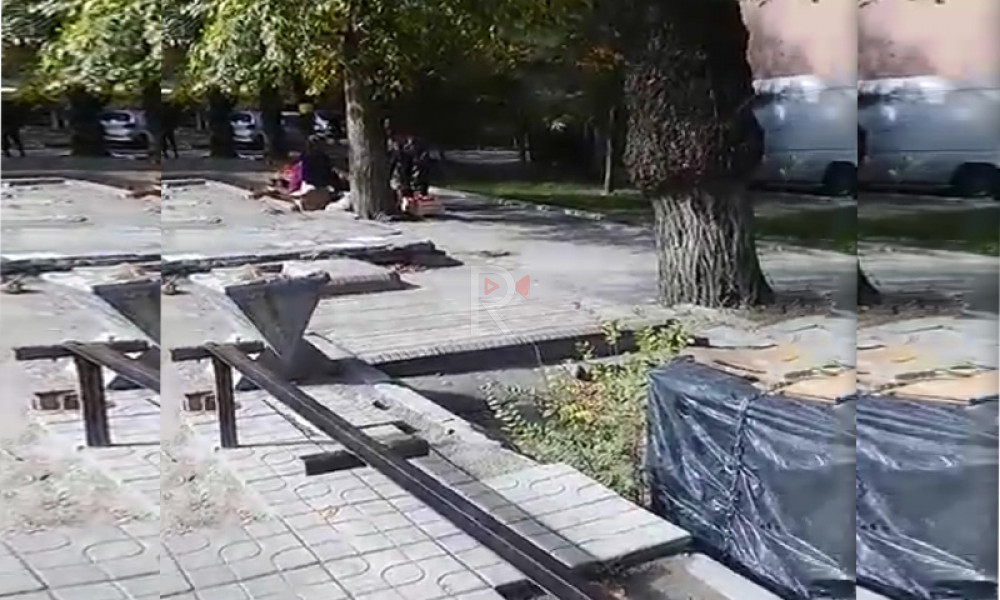 Айни көчөсүндөгү аялдама кейиштүү абалда турат