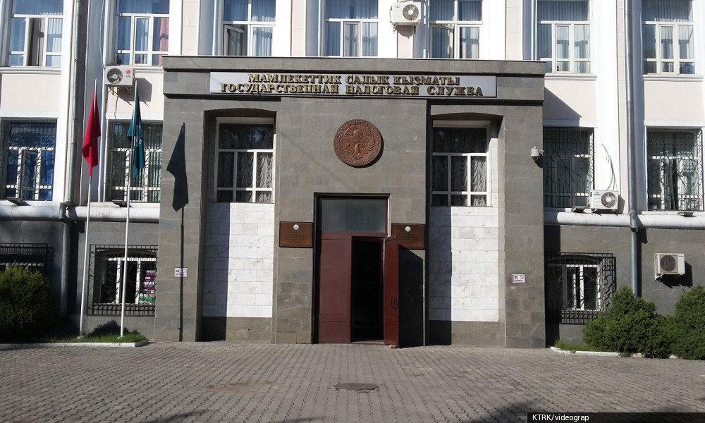 Жыл ичинде Салык кызматынын 37 кызматкерине жазанын түрлөрү берилди 