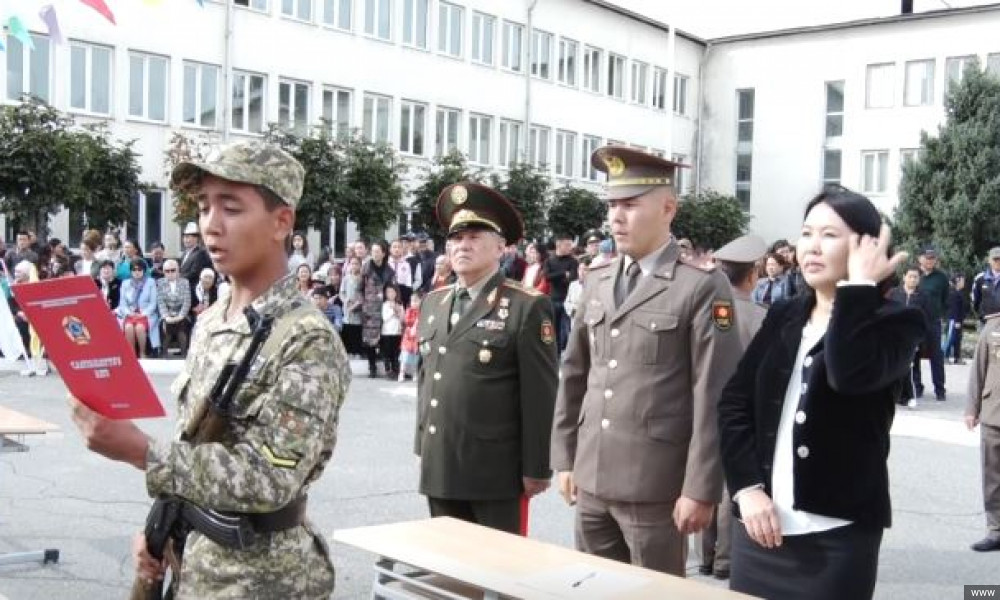 Дайыр Асанов атындагы Кыргыз улуттук аскер лицейинде 140 ашык курсант ант берди