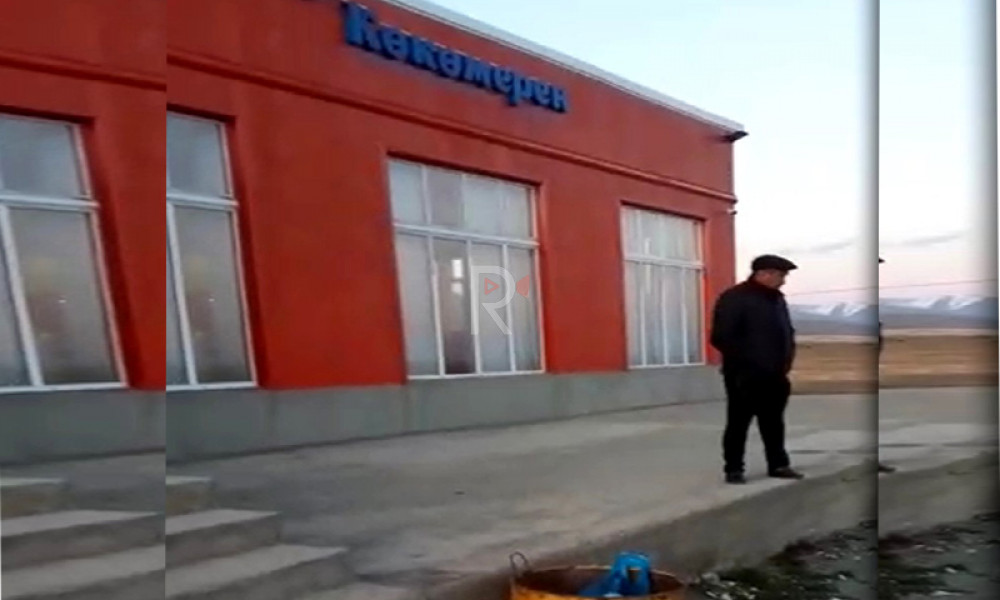 Ажаткананын саркынды суусу талаага агып жатат