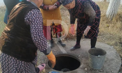 Пенсионерки чистят колодцы