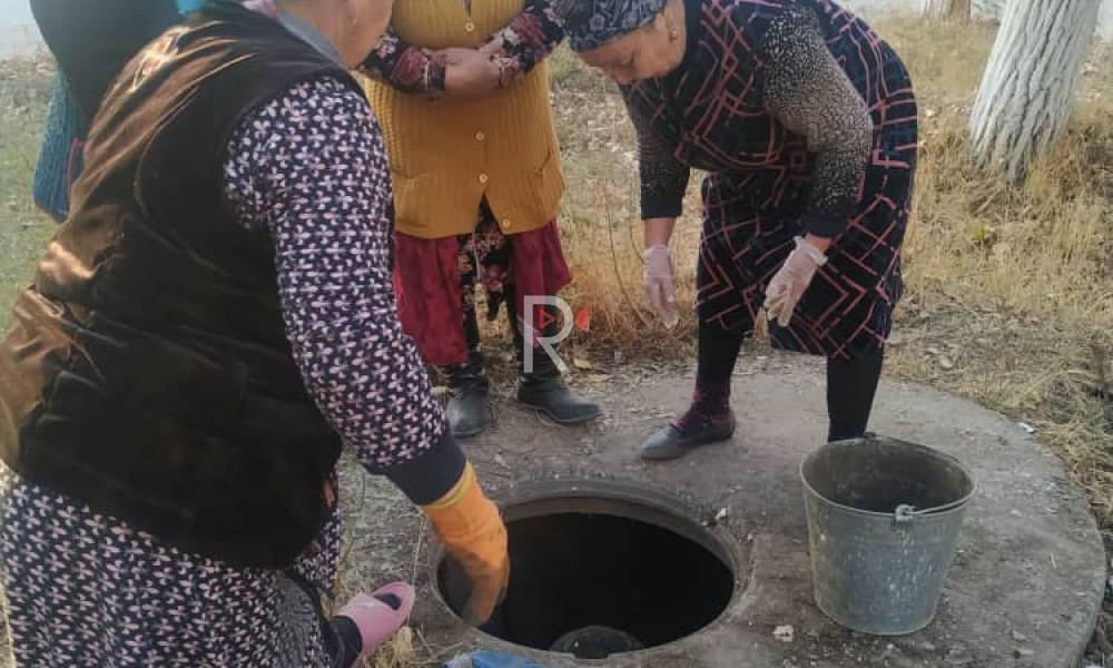 Пенсионерки чистят колодцы