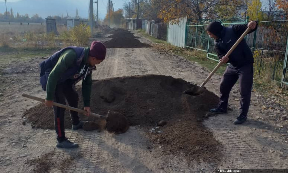  Чүйдөгү "Труд" дачасынын жашоочулары өз күчтөрү менен жолдорун оңдошууда  