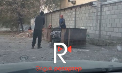 Семья живет у мусорных баков, с ними ребенок