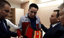 Глава МВД КР вручил Самату Курманкулову медаль "Эрдик" 