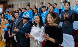 В Жогорку Кенеше состоялась парламентская сессия с участием детей