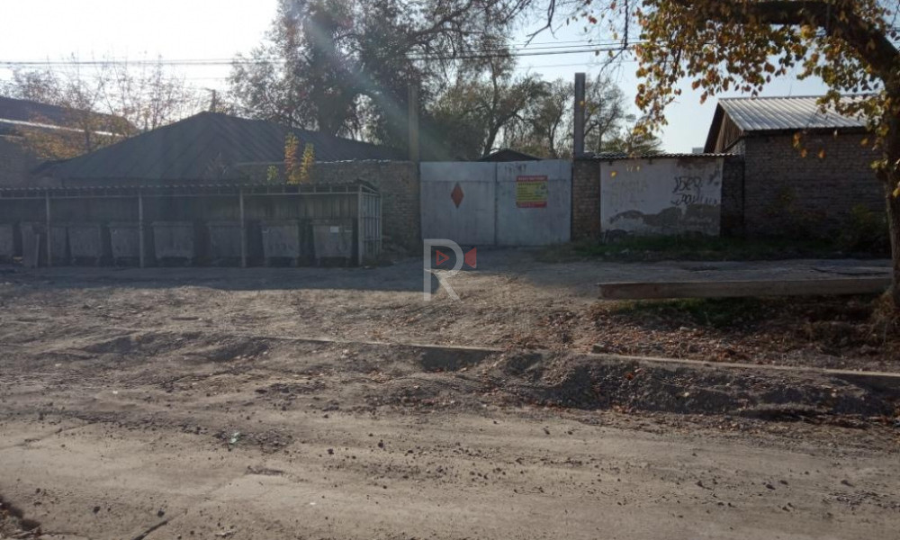 Күрөнкеев көчөсүнүн бир тарабында тротуар жок