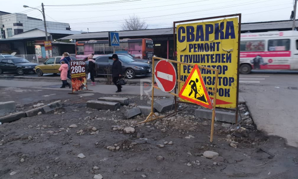 Бишкек: Волков көчөсүндө 2 жылдан бери жол оңдоо иштери бүтпөй жатат