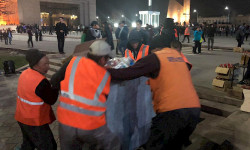 С площади Ала-Тоо вывезены 3 тонны мусора после празднования Нового года