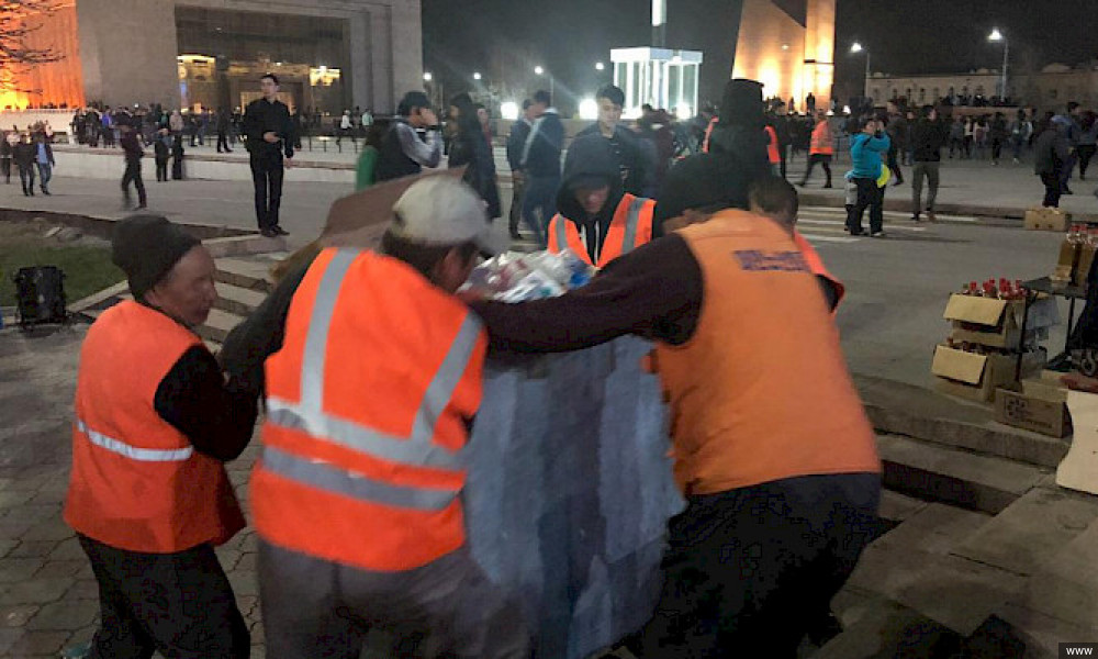 С площади Ала-Тоо вывезены 3 тонны мусора после празднования Нового года