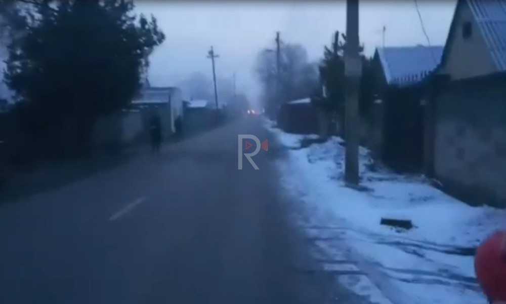 Тротуар жок, унаалардан жол талашкан жашоочулар