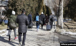 Кытайдан келген 40 студент үйлөрүнө таркашты