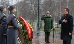 Сооронбай Жээнбеков согушта курман болгондорго таазим кылды 