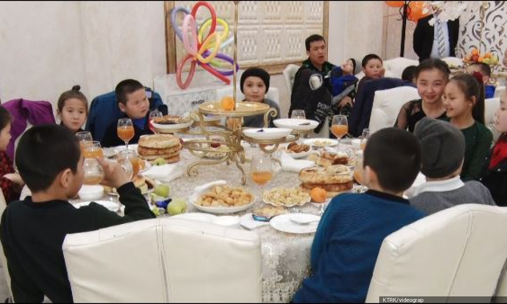 Жардамга муктаж үй-бүлөлөрдүн балдарына майрамдык концерт тартууланды
