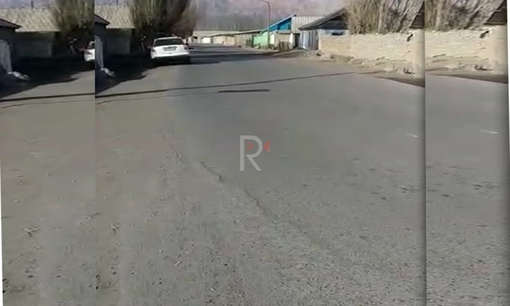 Кочкор: тар жолдо тротуар жок