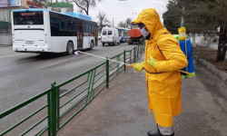 Сотрудники «Тазалыка» продолжают дезинфицировать улицы Бишкека
