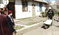 В Бишкеке продолжают оказывать гуманитарную помощь нуждающимся семьям