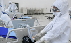 В Кыргызстане еще 12 медработников заразились COVID-19