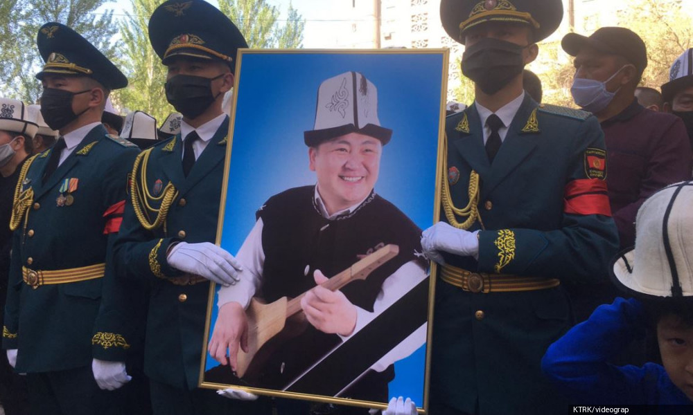 Төкмө акын Элмирбек Иманалиев жерге берилди