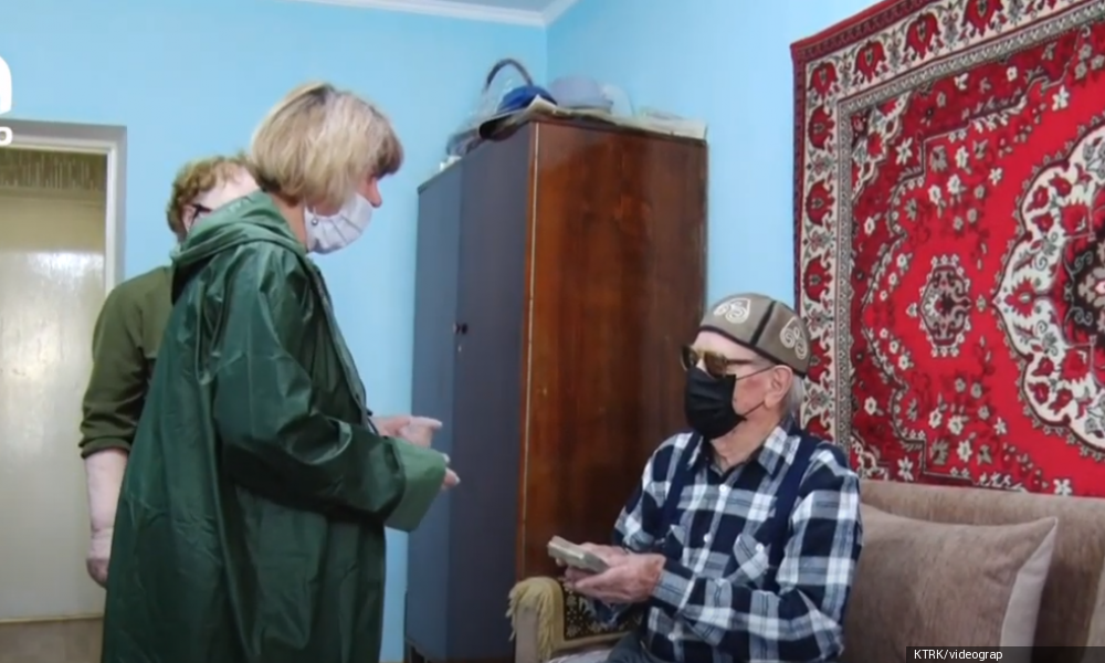 Улуу Жеңиш майрамынын урматына ардагерлерге акчалай жардам берилди