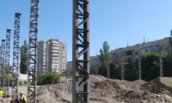 Вице-мэр Бишкека провел выездное совещание на нескольких строящихся социальных объектах