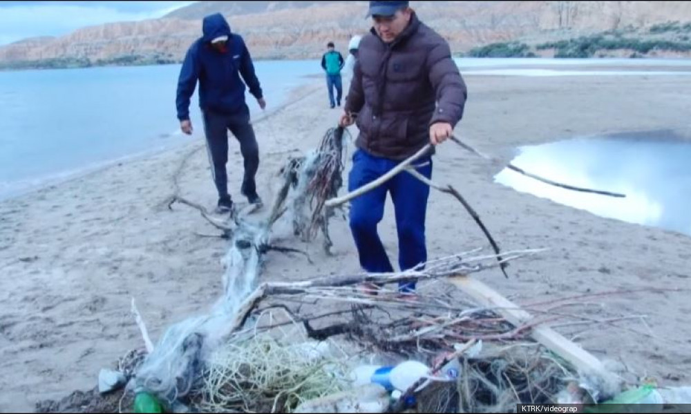 Айыл жаштары Ысык-Көлгө мыйзамсыз салынган торлорду алып чыгышууда - Кыргызстан жаңылыктары   