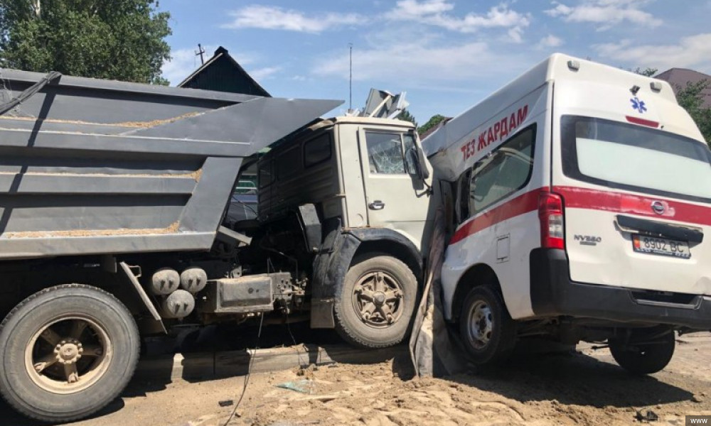 В жутком ДТП пострадали врачи, один из них в тяжелом состоянии - Новости Кыргызстана