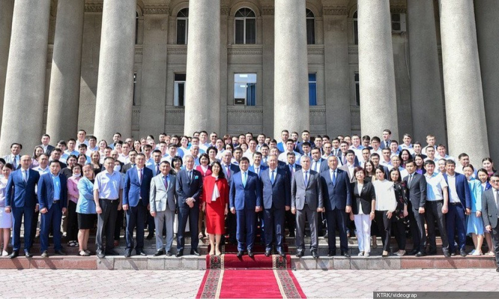 Санитардык эрежелерди сактабай, сүрөткө түшкөн өкмөт мүчөлөрүнө айып пул салынабы? 