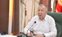 К.Боронов: Эмгек өргүүсүндөгү бардык медицина кызматкерлерин чакыртуу керек 