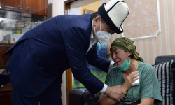 Президент Сооронбай Жээнбеков Адинай Мырзабекованын үй-бүлөсүнө барды