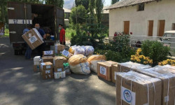 Ыктыярчылар Кадамжай районуна медициналык жабдуулар жана дары дармектерди беришти