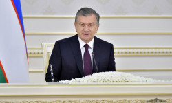 Шавкат Мирзиёев Кыргызстан элин жана Президентти Курман айт майрамы менен куттуктады