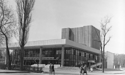 Театр дүйнөсүндө: Токтоболот Абдумомуновдун кыргыз театрындагы орду   (аудио)