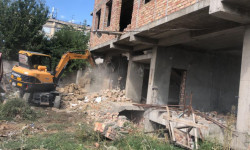 В столице сносят незаконную четырехэтажку