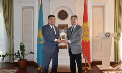 Эпос “Манас” снова перевели на казахский язык
