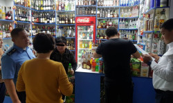 На Ошском рынке в ходе рейда был изъят контрафактный алкоголь и сигареты