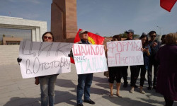 "Ала-Тоо" аянтында “Баарына каршы” аталышындагы митинг өтүп жатат