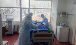 Өкмөт башчы оор абалдагы дарыгерге жардам берүү тапшырмасы берди  