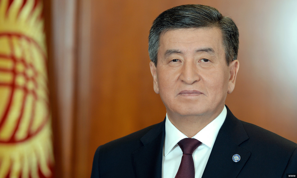 Президент кыргызстандыктарды билим берүү кызматкерлеринин күнү менен куттуктады 
